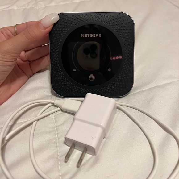 NETGEAR Nighthawk® Mobile Hotspot Router (MR1100-100NAS) - Picture 3 of 3